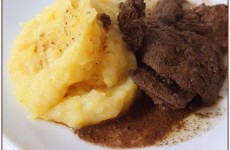 CARNE ENSOPADA COM PURÊ DE BATATA BAROA