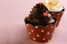 receita-cupcake-com-cobertura-de-chocolate3156