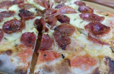 pizza no forno a lenha