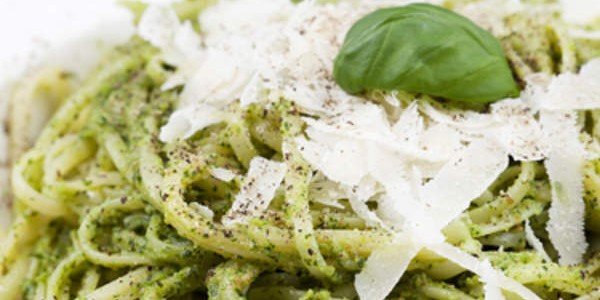 Espaguete ao pesto simples