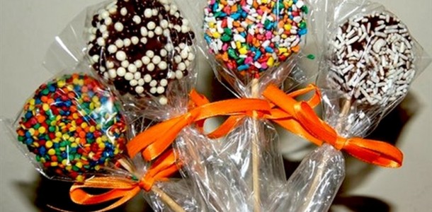 Crianças - Pirulitos de Brigadeiro com bolacha tipo Maria