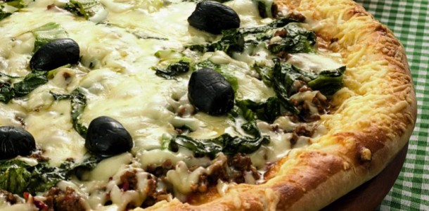 pizza-escarola-carne-moida-mussarela