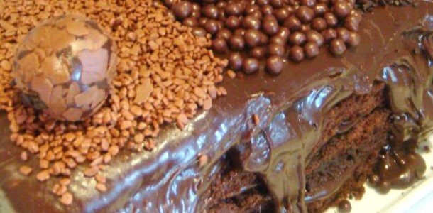 bolo-coca-com-brigadeiro