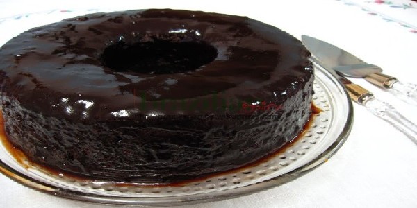 bolo-de-chocolate-que-já-sai-do-forno-com-cobertura.jpg