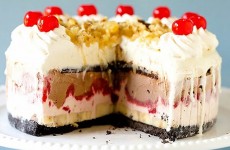 1banana-split-ice-cream-cake-4-550