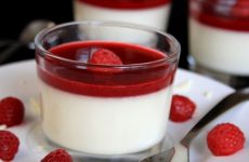 panna-cotta-au-chocolat-blanc-et-framboises