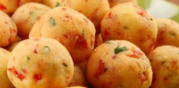 bolinho-de-purê-com-bacon-recheado-com-queijo