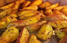 Batata-assada-no-forno-dessa-forma-fica-crocante-e-suculento-1