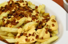 Batata-frita-com-creme-de-cheddar-e-bacon-que-vai-deixar-todo-mundo-querendo-mais-1