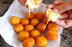 Bolinha-de-queijo-e-um-salgadinho-delicioso-e-que-as-criancas-vao-adorar-1