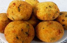 Bolinho-Frito-de-Batata-Com-Poucos-Ingredientes-e-Surpreendente-1