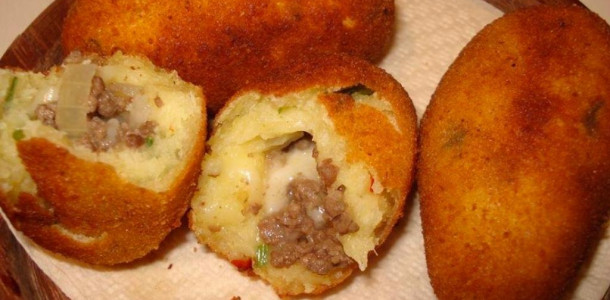 Bolinho-de-mandioca-com-carne-moiCC81da-para-matar-a-fome-a-qualquer-hora-ou-servir-como-petisco-1