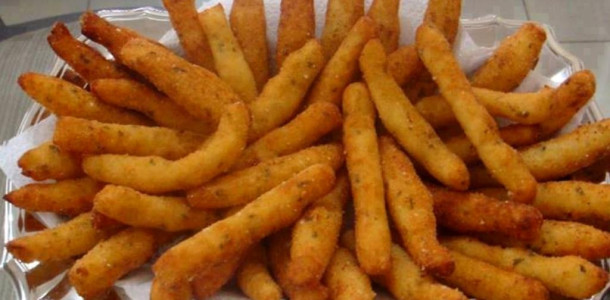 Bolinhos-de-babata-frita-perfeito-esse-lanche-e-muito-facil-de-fazer-1