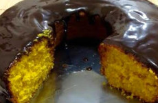 Bolo-de-cenoura-facil-com-uma-deliciosa-calda-de-chocolate-da-agua-na-boca-1