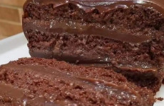 Bolo-de-chocolate-com-recheio-e-cobertura-de-brigadeiro-ninguem-vai-resistir-1