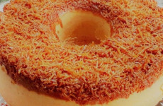 Bolo-de-coco-invertido-sai-do-forno-com-uma-deliciosa-cobertura-de-coco-1-1