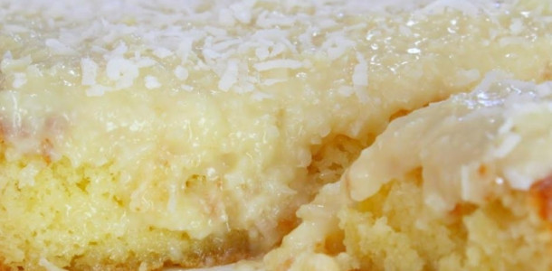 Bolo-de-macaxeira-simples-com-calda-de-coco-deixa-bem-molhadinho-1-1