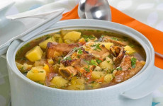 Caldo-de-costela-com-batatas-da-roca-um-caldo-quente-pratico-e-delicioso-1