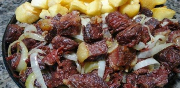 Carne-acebolada-com-mandioca-frita-da-agua-na-boca-1