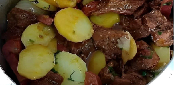 Carne-de-panela-com-batatas-1-1024x684-1-1