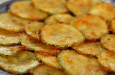 Chips-de-abobrinha-com-parmesao-um-tira-gosto-saudavel-crocante-e-delicioso-1