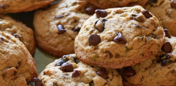 Cookie-de-aveia-com-pedacos-de-chocolate-fica-delicioso-demais-1