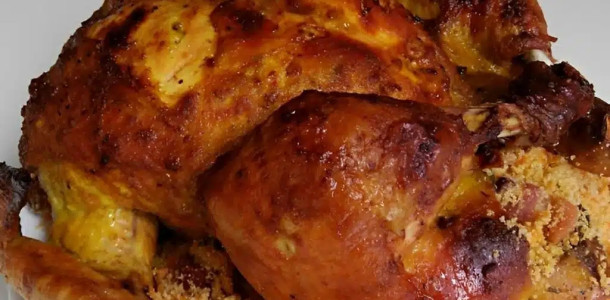 Frango-assado-com-farofa-fica-igual-frango-de-padaria-uma-delicia-para-fazer-em-casa-1