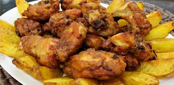 Frango-com-batatas-na-airfryer-fica-bem-sequinho-e-suculento-pronto-em-poucos-minutos-1