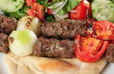 Kafta-assada-no-forno-bem-temperada-e-uma-receita-de-origem-persa-muito-gostosa-e-facil-de-fazer-1