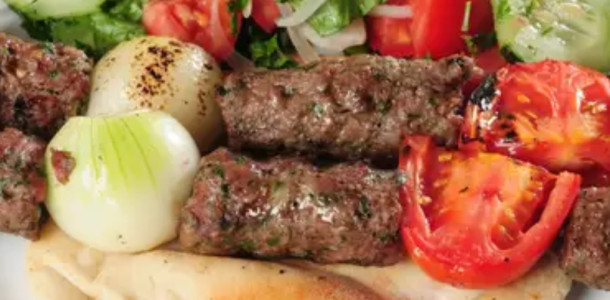 Kafta-assada-no-forno-bem-temperada-e-uma-receita-de-origem-persa-muito-gostosa-e-facil-de-fazer-1