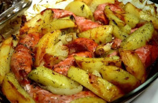 Linguica-assada-com-batatas-no-forno-faco-em-todos-os-almocos-em-familia-1