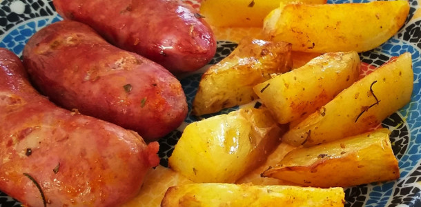 Linguica-assada-com-batatas-no-forno-uma-receita-rapida-para-a-correria-1