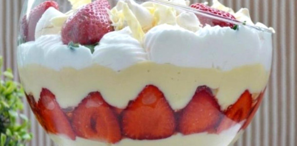 Merengue-de-morango-com-creme-na-travessa-receita-sensacional-1