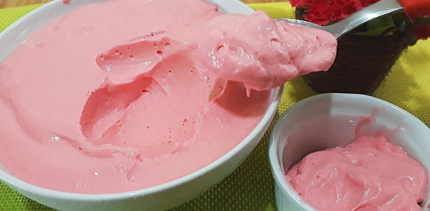 Mousse-de-Morango-Com-Tang-Tres-Ingredientes-e-Fica-Incrivelmente-Delicioso-1