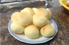 Pao-de-queijo-com-polvilho-doce-sequinho-por-fora-e-macio-por-dentro-rende-muito-1