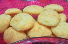 Pao-de-queijo-com-uma-casquinha-de-queijo-parmesao-1-1024x683-1-1