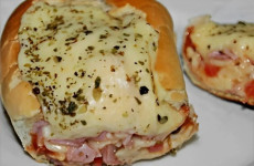 Pizza-no-pao-frances-que-faco-em-casa-toda-semana-e-um-lanche-delicioso-e-todo-mundo-ama