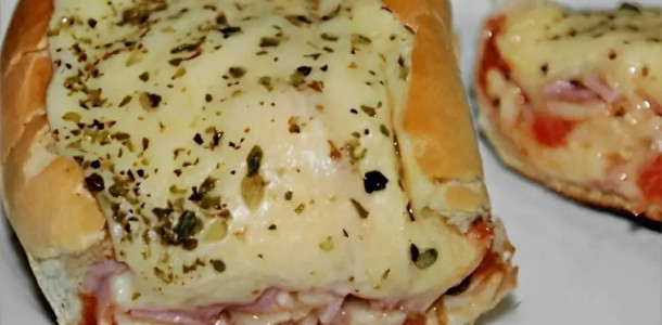 Pizza-no-pao-frances-que-faco-em-casa-toda-semana-e-um-lanche-delicioso-e-todo-mundo-ama