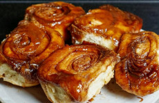 Rolinhos-Grudentos-de-Caramelo-o-Melhor-Cafe-da-Manha-da-Sua-Vida-1