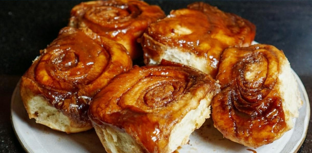 Rolinhos-Grudentos-de-Caramelo-o-Melhor-Cafe-da-Manha-da-Sua-Vida-1