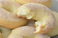 Rosquinha-doce-de-padaria-coberta-com-leite-condensado-e-acucar-uma-sensacao-maravilhosa-em-cada-bocada-1