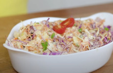 Salada-tropical-simples-feita-com-repolho-roxo-e-frutas-uma-salada-perfeita-para-o-natal-1