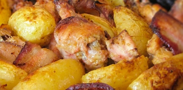 Sobrecoxa-assada-com-batatas-e-bacon-receitinha-que-a-vovo-ensinou-que-vai-conquistar-toda-sua-familia-1