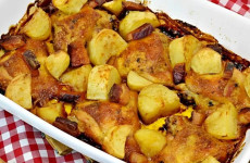 Sobrecoxa-assada-com-batatas-e-bacon-um-jeito-diferente-e-delicioso-de-se-fazer-1