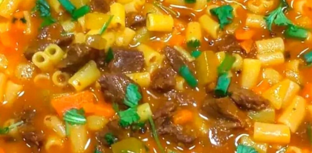 Sopa-de-macarrao-com-carne-e-legumes-perfeito-para-dias-frios-1