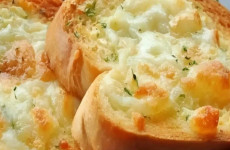 Torrada-de-alho-com-queijo-assada-na-airfryer-delicia-demais-1