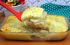 Torta-cremosa-de-batata-recheada-com-presunto-e-queijo-muito-saborosa-1