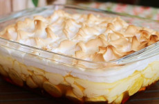 Torta-de-banana-com-creme-e-suspiro-o-preparo-e-bem-simples-e-irresistivel-1