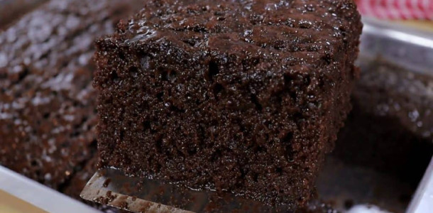 bolo-de-chocolate-facil-delicioso-e-molhadinho-receita-toda-hora-1024x688-1-1