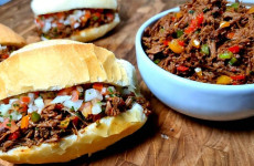 pao-com-carne-louca-e-vinagrete-receita-toda-hora-1024x683-1-1